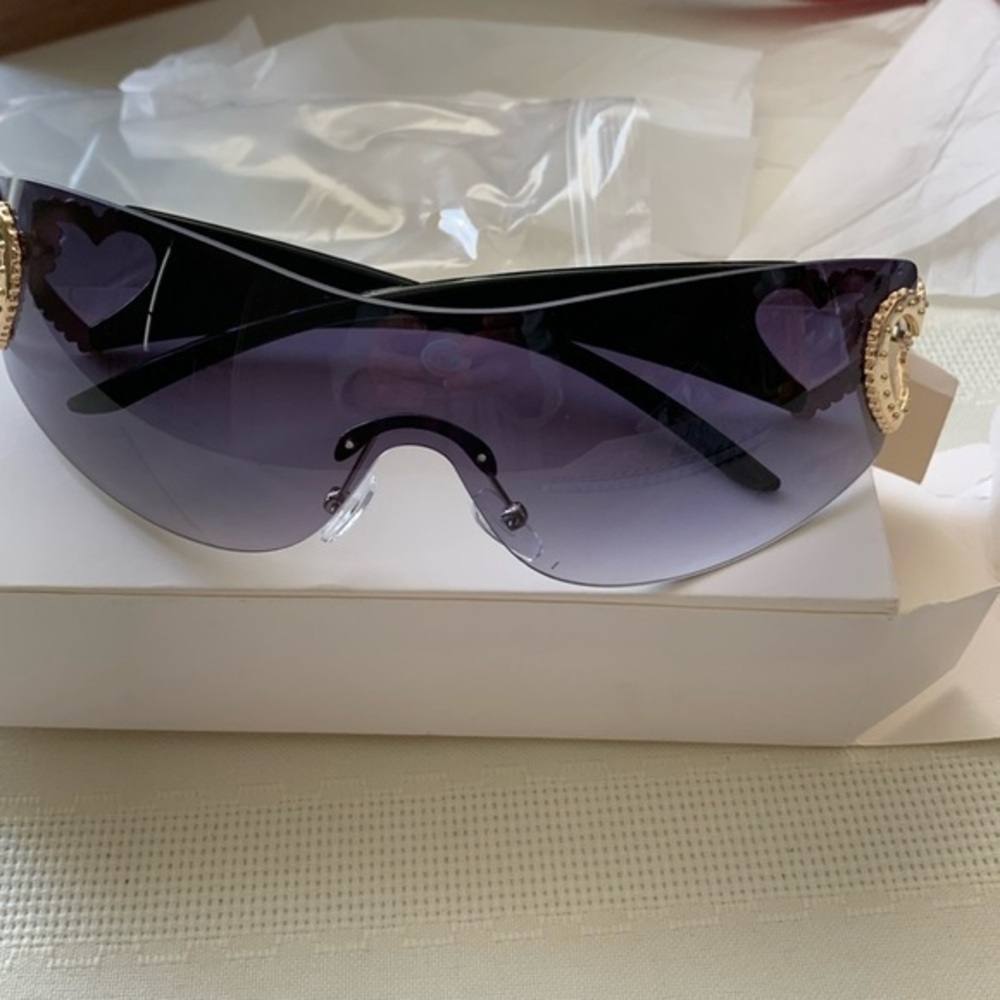 - - ⭐️⭐️⭐️HOST PICK⭐️⭐️⭐️NWOT, Y2K Wrap Around Sunglasses, Black/Grey, Bea…